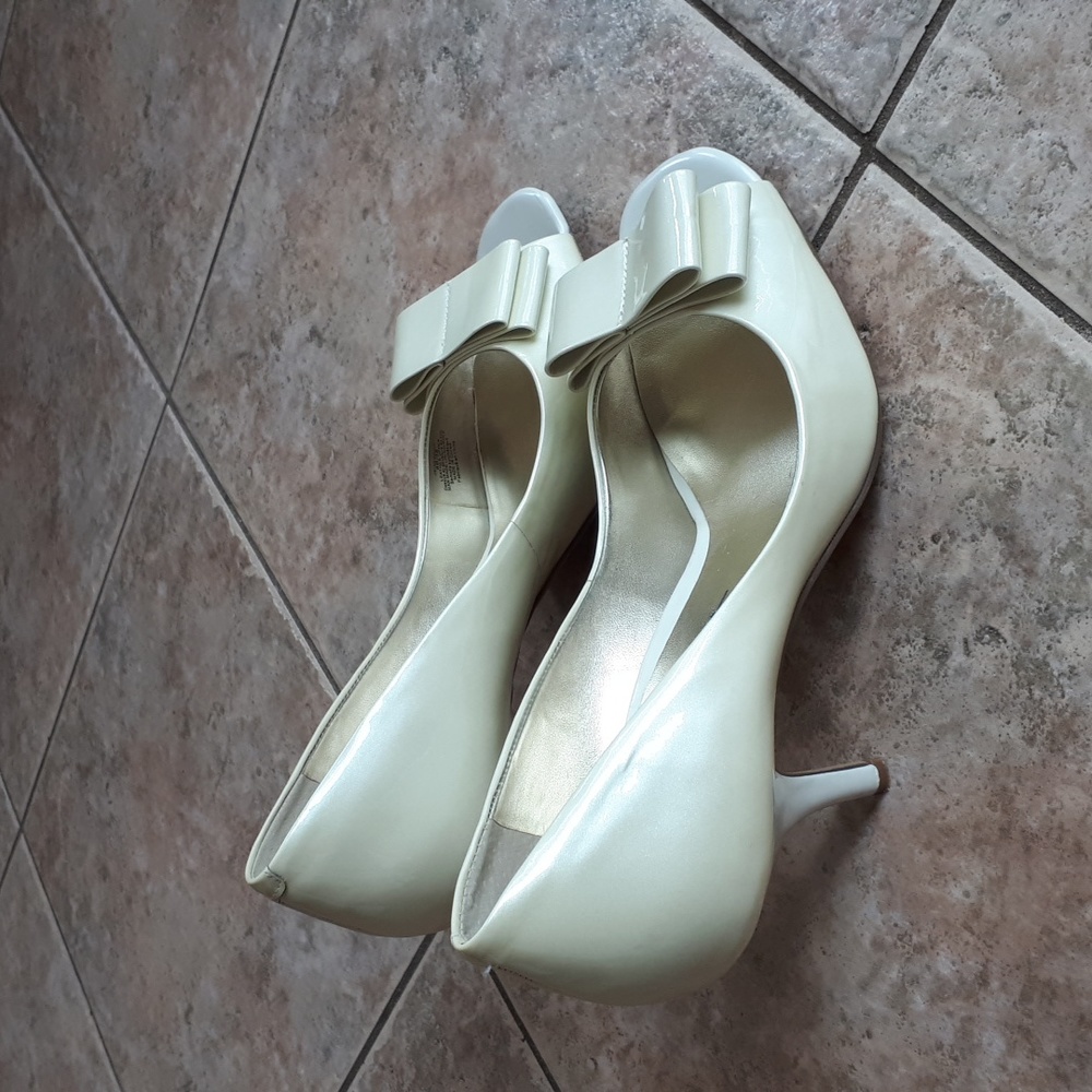 Jessica Simpson bow heels - Picture 2 of 6